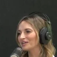 Fotografia di Consuelo Mirto: ritratto di tre quarti con le cuffie, davanti al microfono di uno studio radiofonico